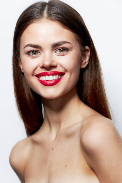 Morena Hombros desnudos sonrisa labios rojos atractivo look piel clara luz  - Foto, imagen