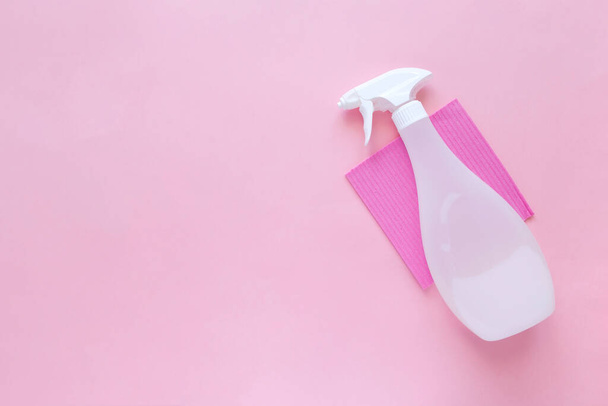 Detergents and cleaning products agent, sponges, napkins and rubber gloves, pink background. Top view. Copy space - 写真・画像