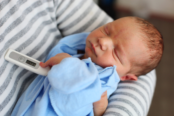Father and newborn son with thermometer - Photo, Image