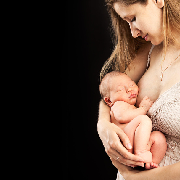 Giovane donna caucasica che tiene il figlio appena nato
 - Foto, immagini