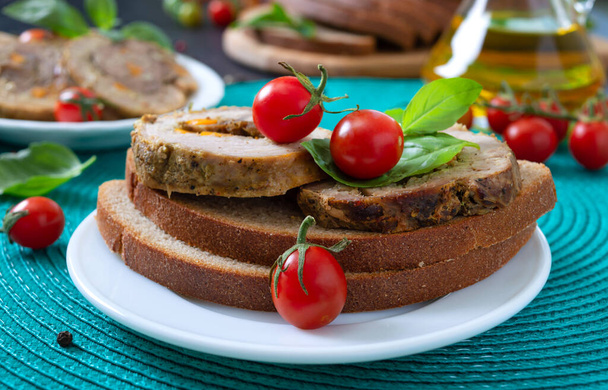 Masové rohlíky na žitném chlebu s cherry rajčaty a bazalkou. Chutná a zdravá snídaně. - Fotografie, Obrázek