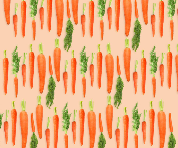Whole carrots on beige background. Pattern design - Φωτογραφία, εικόνα