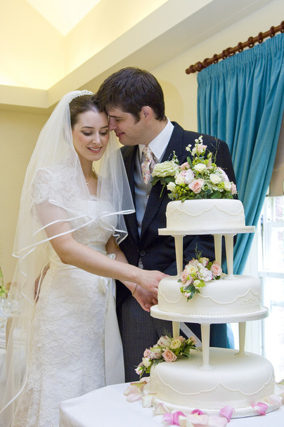 sposa e sposo taglio torta nuziale - Foto, immagini