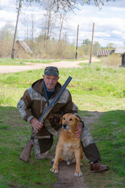 Tüfekli ve av köpekli bir erkek avcı.. - Fotoğraf, Görsel