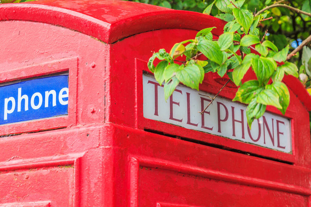 Imagens parciais de uma típica casa telefônica inglesa fotografada em Edimburgo em setembro de 2014 - Foto, Imagem