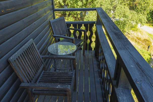 Hermosa vista del patio trasero de la casa privada con antiguo patio de madera. Hermosa naturaleza verde en el día de verano. Suecia. Europa. - Foto, imagen