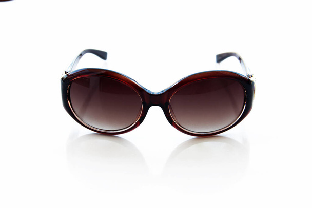 lunettes de soleil modernes, élégantes et élégantes - Photo, image