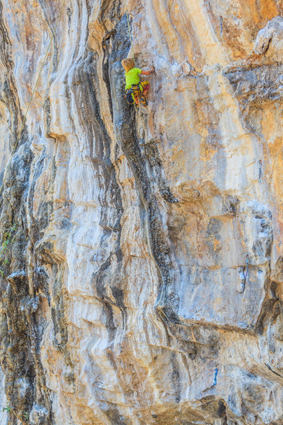 2013年11月のタイでの日中、クラビのレイレイビーチで岩肌を自由に登る少年の写真 - 写真・画像