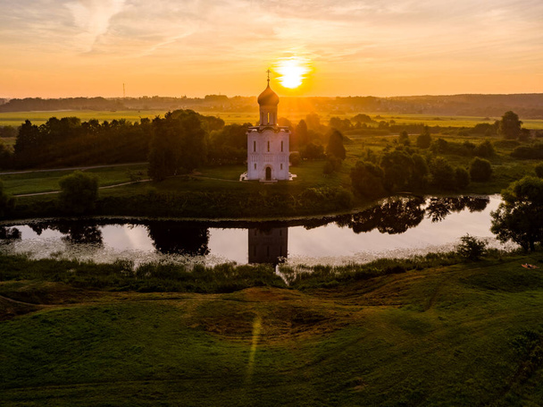 Kościół wstawiennictwa nad rzeką Nerl (obwód Władimir, Rosja) - Zdjęcie, obraz