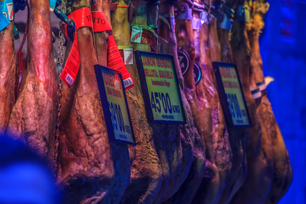 Regionale ham aangeboden om te verkopen bij Mercat de la Boqueria in Barcelona - Foto, afbeelding