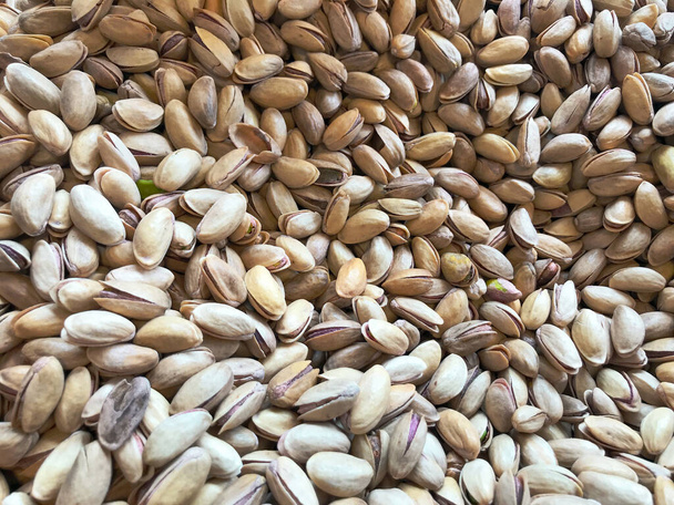 A top view of the delicious pistachios in the market - Foto, afbeelding