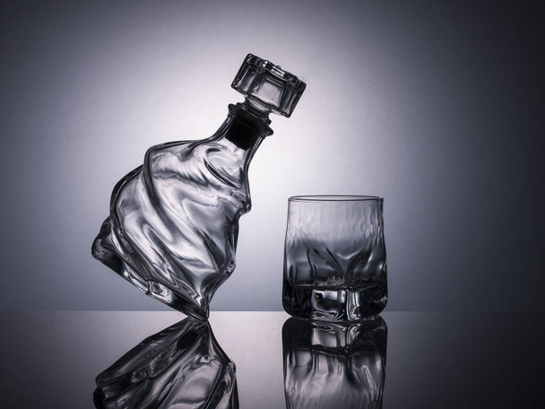 Stillleben einer Glasflasche und einer Tasse auf dem Tisch - Foto, Bild
