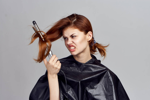 Mujer en peignoir negro rizador en peine cuidado del pelo de la mano peine peinado de moda - Foto, Imagen