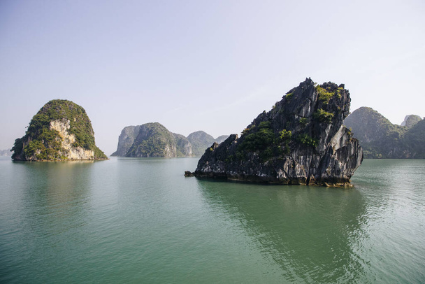 The South China Sea and cliffs during daytime in Halong Bay, Vietnam - Foto, Imagem