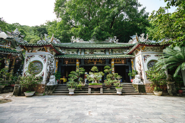 Un templo blanco en la montaña de mármol en Da Nang, Vietnam - Foto, imagen