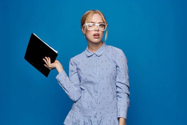 kobieta z folderem w ręku na niebieskim tle w oficjalnej pracy koszuli - Zdjęcie, obraz