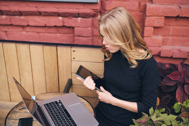 Mujer rubia portátil y tableta en café freelancer trabajo - Foto, Imagen