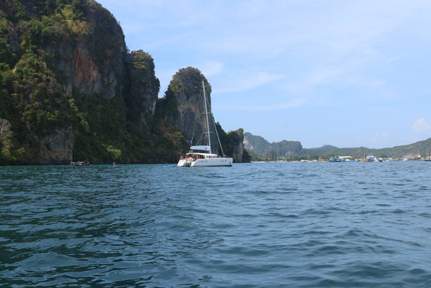 PHI PHI ISLAND, THAILAND - Feb 15, 2020: Phi Phi Island, Thailand, on February 15, 2020: Tourist having a longtail boat tour from Phi Phi to Maya Bay with snorkeling - Фото, изображение