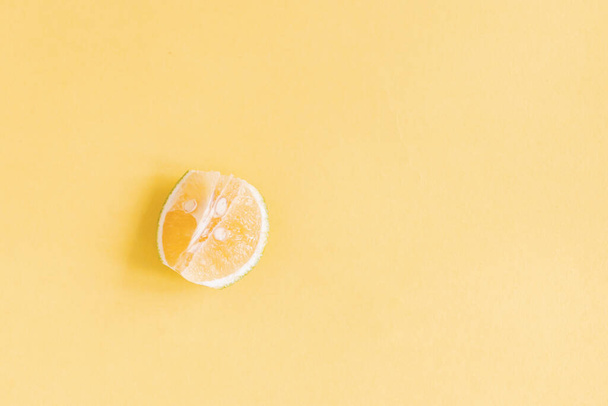 A top view shot of a slice of lemon - Foto, afbeelding