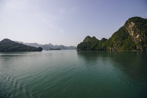 A beautiful shot of the sea and cliffs in Halong Bay - Foto, Imagem