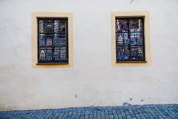 Schöne Aufnahme eines Fensters in der Stadt Cesky Krumlov im südböhmischen Teil der Tschechischen Republik - Foto, Bild