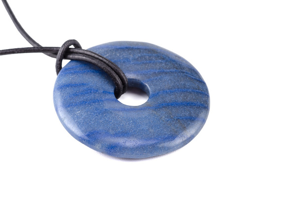 Donut de piedra Dumortierita en cuerda de cuero
 - Foto, imagen