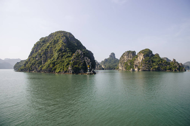 A breathtaking shot of a beautiful seascape in Ha Long Bay, Vietnam - Fotoğraf, Görsel