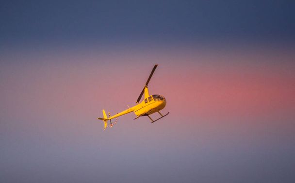 Helikopter, Güney Afrika 'da güçlü pervaneleri olan bir kurtarma görevinde. - Fotoğraf, Görsel