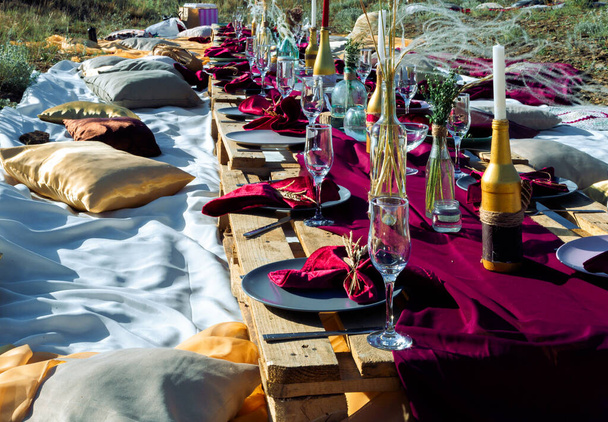 бордовий стіл для пікніка для багатьох гостей
 - Фото, зображення