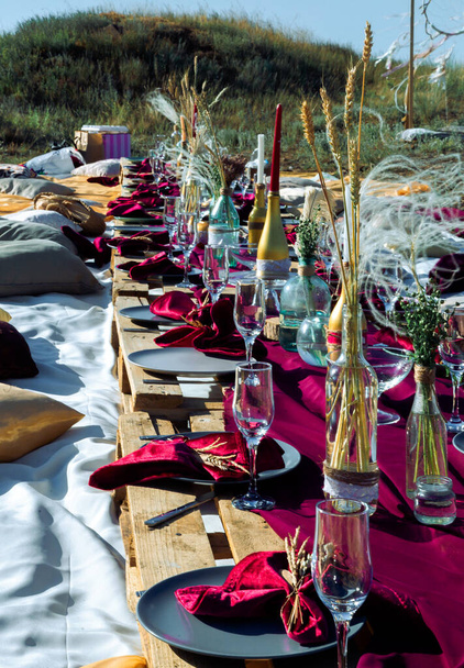 μπορντό τραπέζι πικ-νικ για πολλούς επισκέπτες - Φωτογραφία, εικόνα