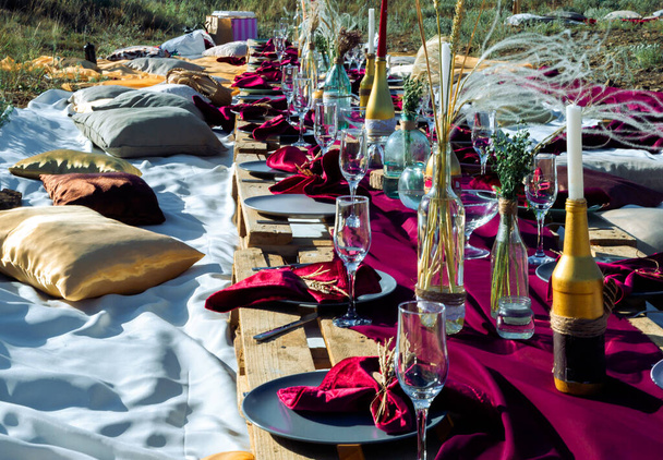 Burgundy piknik masası pek çok konuk için - Fotoğraf, Görsel