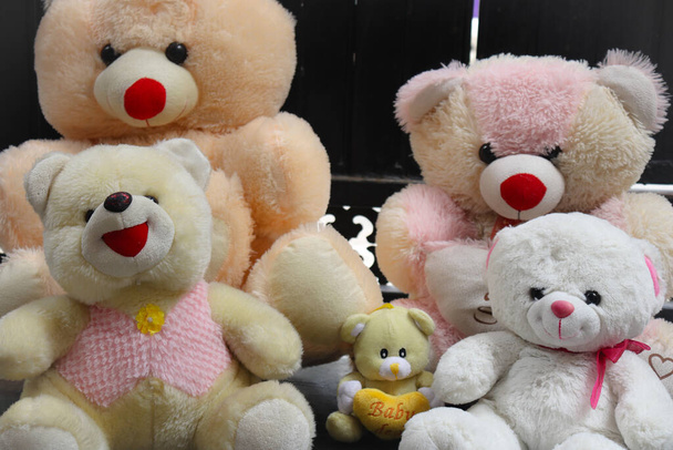 Speelgoed speelt teddy beer donkere achtergrond - Foto, afbeelding
