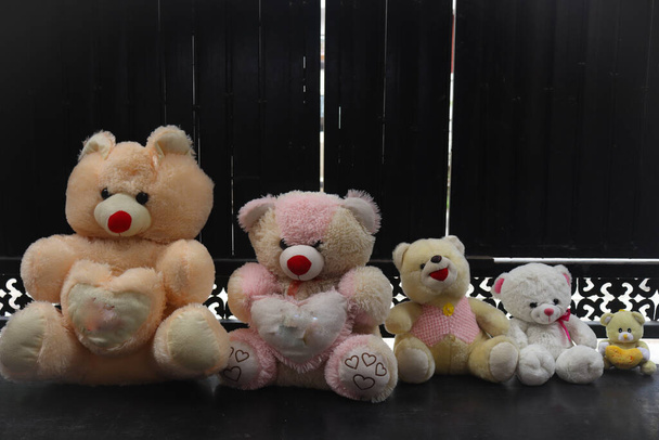 Brinquedos joga ursinho fundo escuro - Foto, Imagem