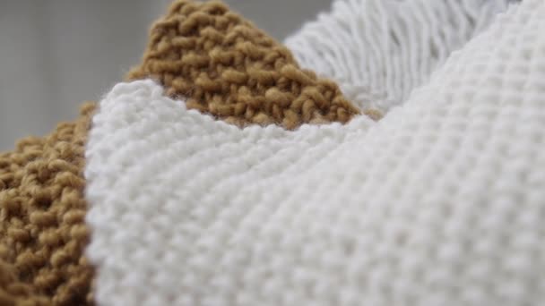 Detail erdfarbener und weißer handgewebter Decken, die auf einen Stuhl gelegt werden. - Filmmaterial, Video