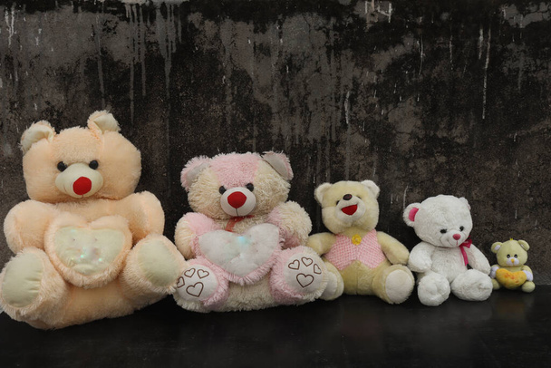 Brinquedos joga ursinho fundo escuro - Foto, Imagem