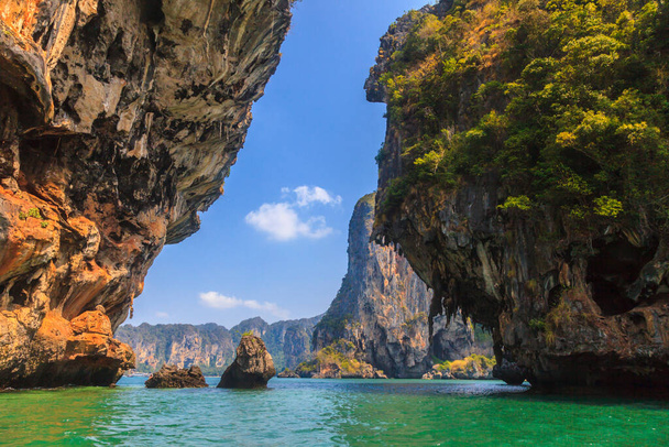 Фотографія під час подорожі між островами Крабі і вражаючими скелями в морі протягом дня в Таїланді в листопаді 2013 року. - Фото, зображення