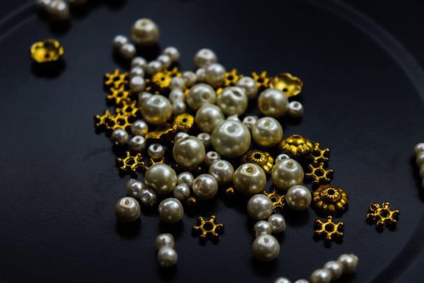 white pearl natural dark background close up view - Foto, afbeelding