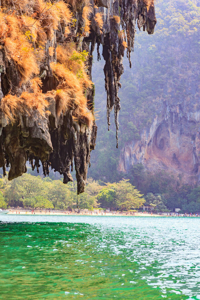 Фотографія під час поїздки на каяках між островами Крабі з надихаючими сталактитами, що висять над водою протягом дня в Таїланді в листопаді 2013 року. - Фото, зображення