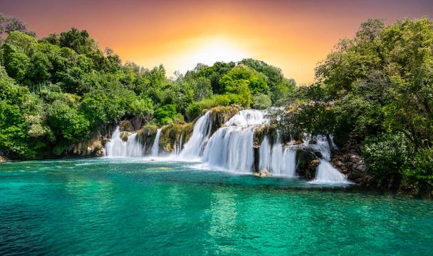 Красивый пейзаж с красивыми водопадами на закате в национальном парке Крч, Хорватия. - Фото, изображение