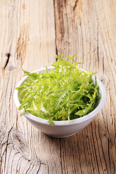 Kulhollinen salaattia vihreät
 - Valokuva, kuva