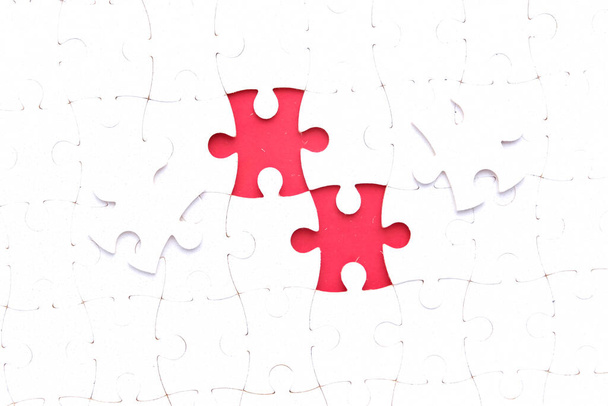 Szelektív fókusz kép hiányzó puzzle copyspace piros háttér. Motivációs és konzultációs koncepcióhoz. - Fotó, kép