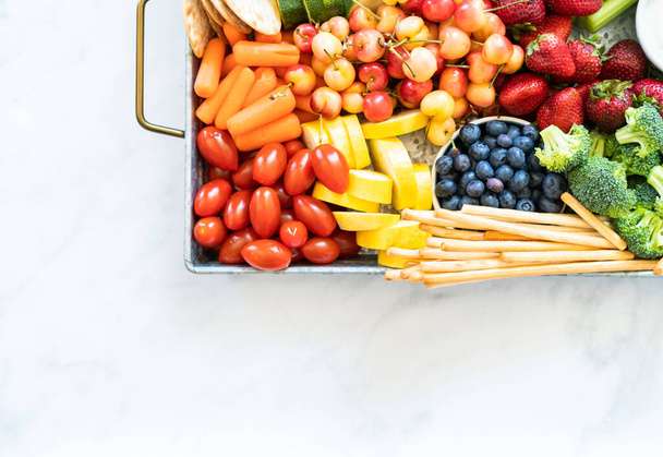 新鮮な果物、野菜、クラッカー、ディップとスナックボード. - 写真・画像