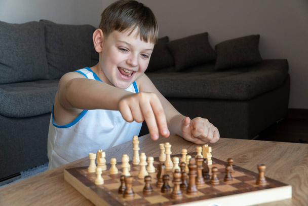Playing board games. The child playing chess. - Foto, imagen