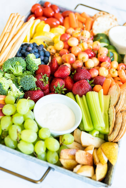 Tavola snack con frutta fresca, verdura, cracker e salse. - Foto, immagini