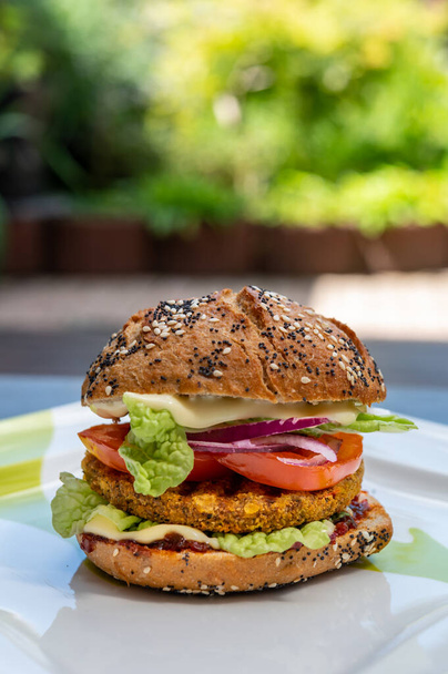 Vers smakelijk vlees gratis vegetarische hamburger gemaakt van biologische ingrediënten close-up - Foto, afbeelding