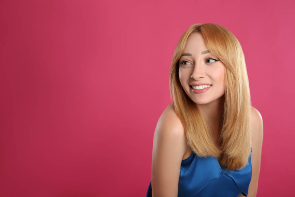 Krásná mladá žena s blond vlasy na růžovém pozadí. Mezera pro text - Fotografie, Obrázek