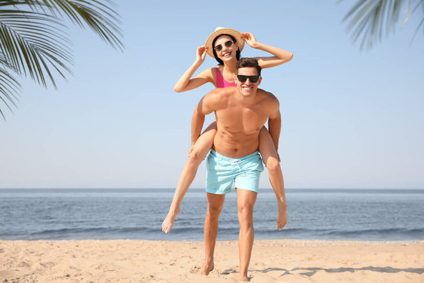 Happy couple having fun on sunny beach - Fotoğraf, Görsel