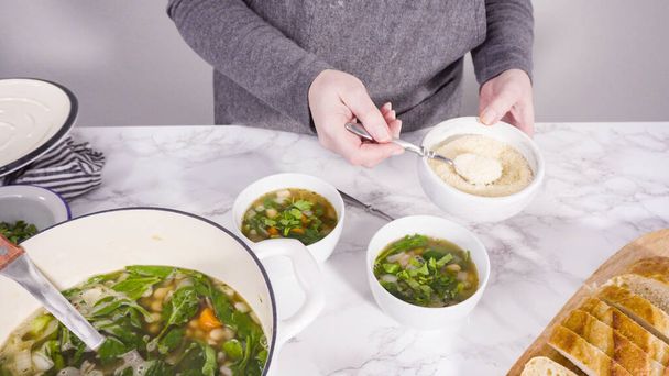 Servindo sopa de feijão branco vegetariano em tigelas brancas. - Foto, Imagem