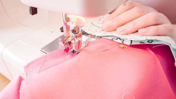 Mascarilla de algodón de coser con una máquina de coser para el brote de coronavirus. - Foto, imagen