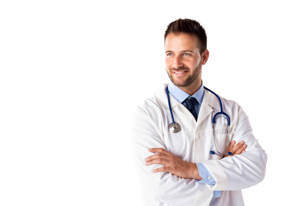 Muotokuva onnellisesta mieslääkäristä seisomassa kädet ristissä valkoisella pohjalla. Kopioi tila. - Valokuva, kuva